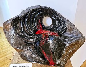 Tumultul pământului. Gresie,sticlă. 30x25x30 cm